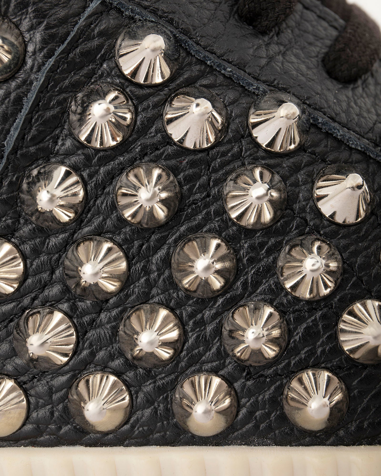 Wavy Leather Black Spike