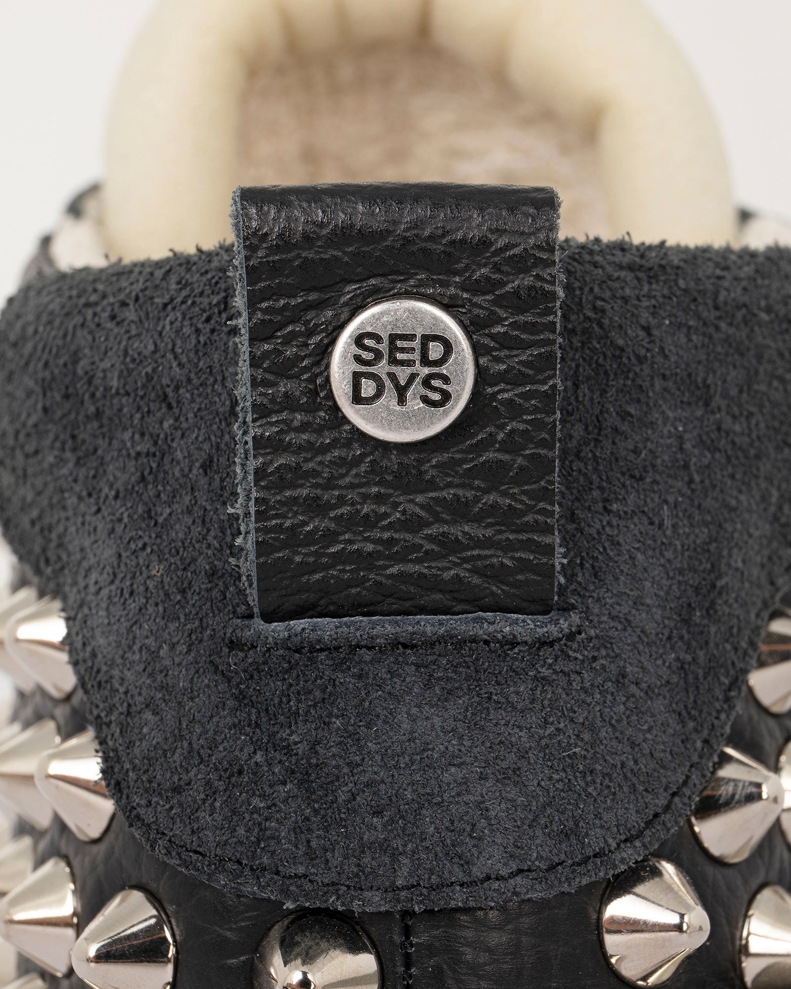 Wavy Leather Black Spike